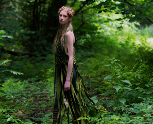 Green outfit in forest - Fashion photography Ruud van Ooij