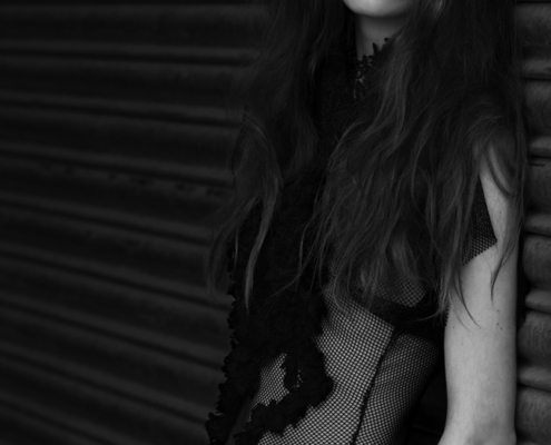 Black lace dress Haruco-vert - black and white portrait - Fashion editorial Amsterdam Ruud van Ooij
